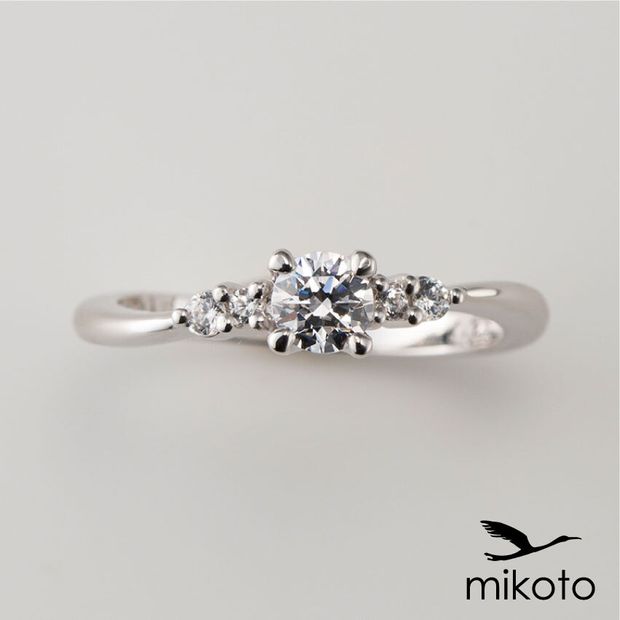 【鶴(mikoto)】【20EN-015】S字にカーブしたエレガントな印象の婚約指輪