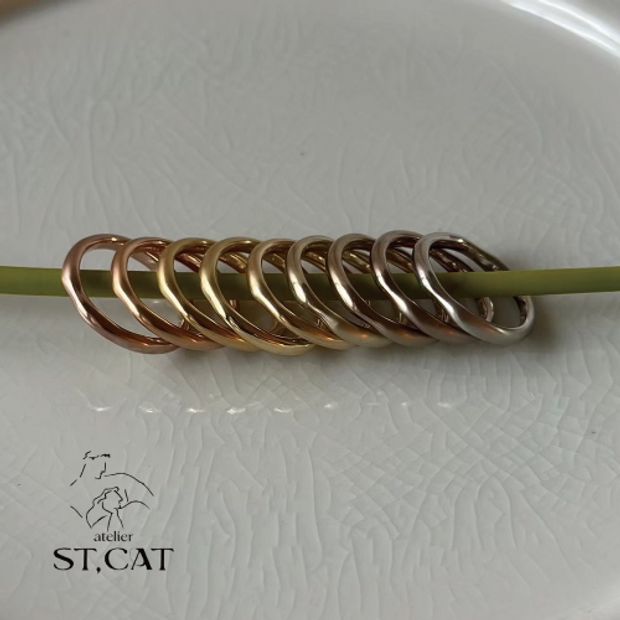 【atelier ST, CAT(アトリエ エスティーキャット)】シンプルな中に、抽象的で透明感のあるニュアンスをデザイン【オーダー結婚指輪】Licht