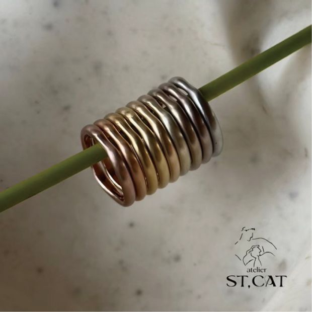 【atelier ST, CAT(アトリエ エスティーキャット)】ラフなデッサンを思わせる洗練の輪【オーダー結婚指輪】Drawing