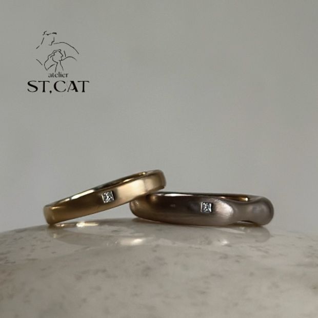 【atelier ST, CAT(アトリエ エスティーキャット)】クールで洗練されたスクエアダイヤ【オーダー結婚指輪】スクエアストーンセッティング