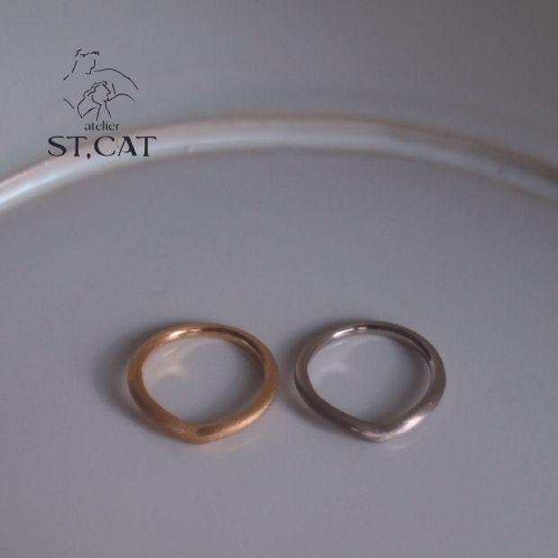 【atelier ST, CAT(アトリエ エスティーキャット)】モダンに生まれ変わるV字リング【オーダー結婚指輪】Twig