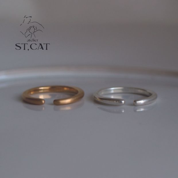 【atelier ST, CAT(アトリエ エスティーキャット)】両端が見つめ合う構築的フォルム【オーダー結婚指輪】Embrace