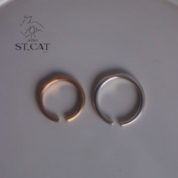 【atelier ST, CAT(アトリエ エスティーキャット)】両端が見つめ合う構築的フォルム【オーダー結婚指輪】Embrace