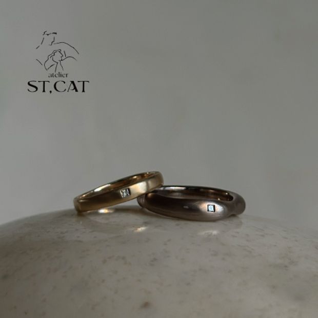 【atelier ST, CAT(アトリエ エスティーキャット)】クールで洗練されたスクエアダイヤ【オーダー結婚指輪】スクエアストーンセッティング