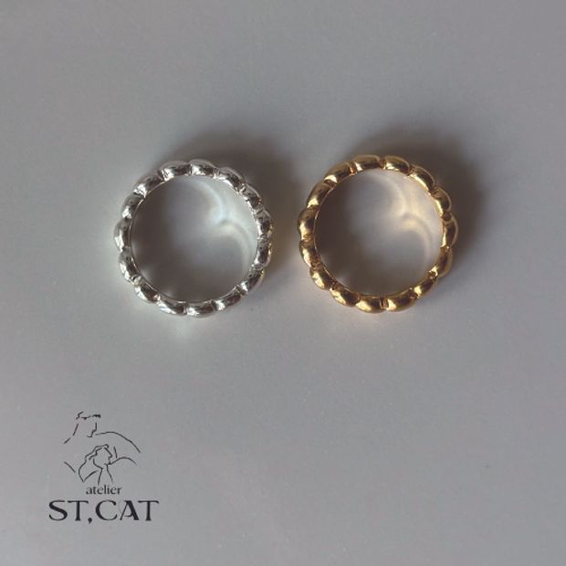 【atelier ST, CAT(アトリエ エスティーキャット)】不規則な上下の動きがある年齢問わず着けられる愛らしい一本【オーダー結婚指輪】Sphere