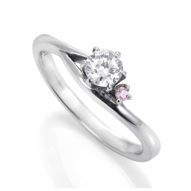 【DIAMOND DOT LAB(ダイアモンド ドット ラボ)】Coral Bloom【コーラルブルーム】のエンゲージジリング(婚約指輪)。