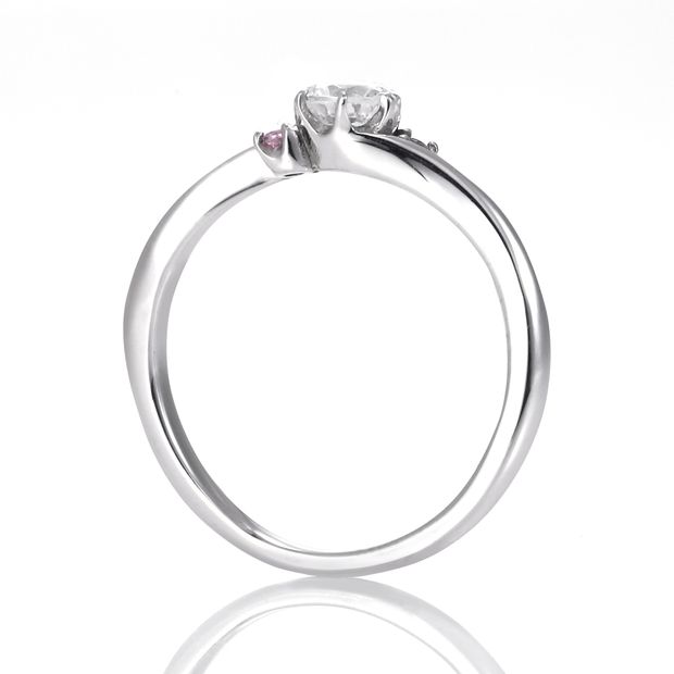 【DIAMOND DOT LAB(ダイアモンド ドット ラボ)】Lovely Chirp【ラブリーチル】のエンゲージジリング(婚約指輪)。