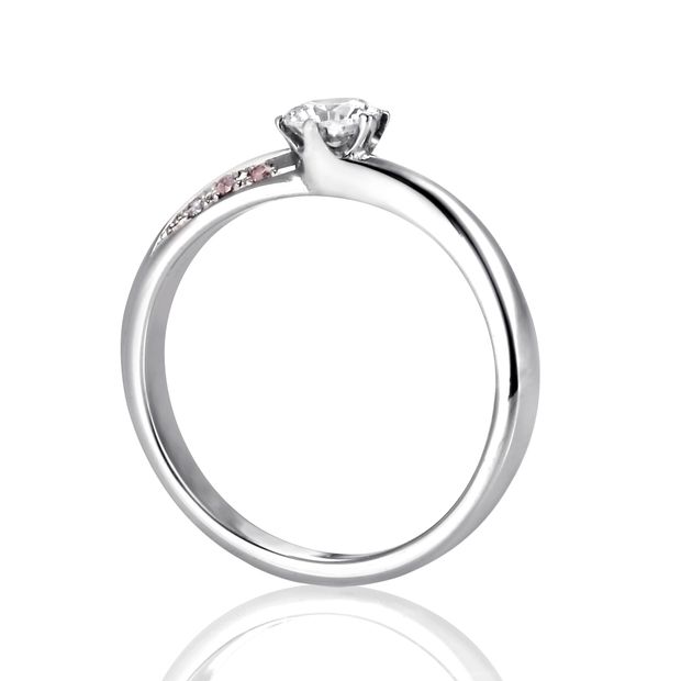 【DIAMOND DOT LAB(ダイアモンド ドット ラボ)】Nemophile【ネモフィラ】のエンゲージジリング(婚約指輪)。