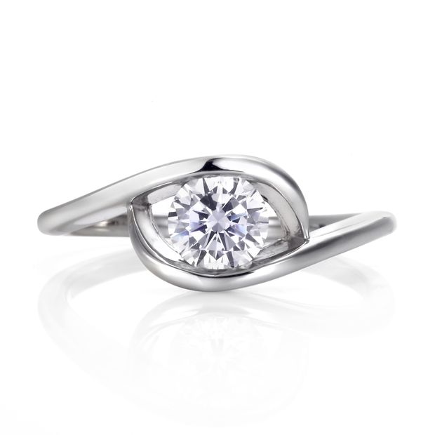 【DIAMOND DOT LAB(ダイアモンド ドット ラボ)】Luce【ルーチェ】のエンゲージジリング(婚約指輪)。