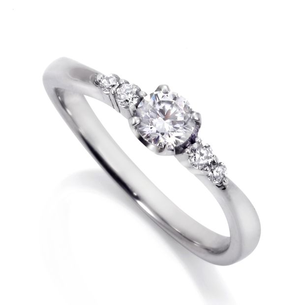 【DIAMOND DOT LAB(ダイアモンド ドット ラボ)】Rivière【リヴィエール】のエンゲージジリング(婚約指輪)。