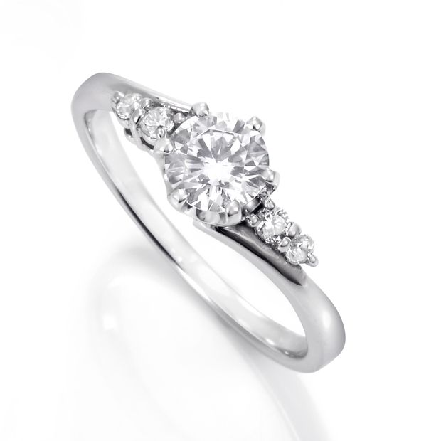 【DIAMOND DOT LAB(ダイアモンド ドット ラボ)】Clair【クレール】のエンゲージジリング(婚約指輪)。