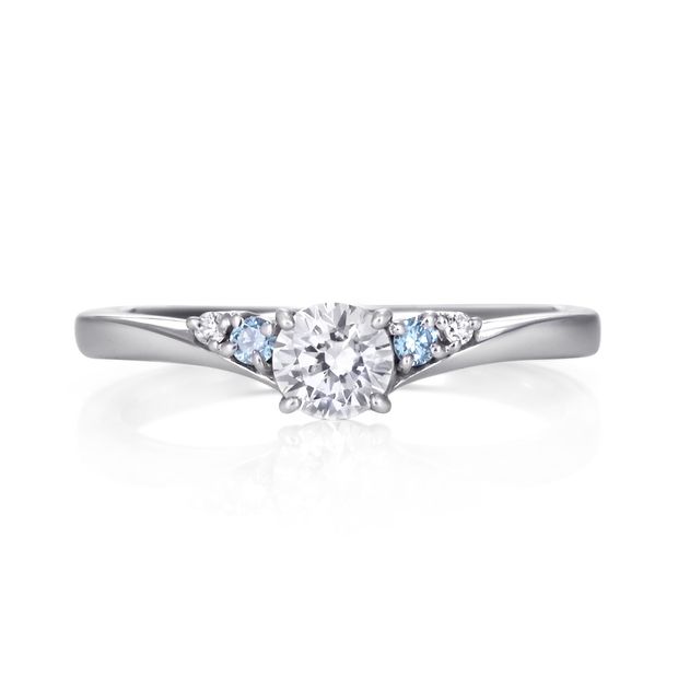 【DIAMOND DOT LAB(ダイアモンド ドット ラボ)】七ノ幸【蒼空】エンゲージリング/ブルーダイヤセッティング　雲ひとつない澄んだ空をイメージしたデザインです。