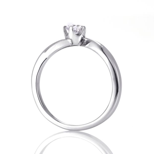 【DIAMOND DOT LAB(ダイアモンド ドット ラボ)】Leafon【リーフォン】のエンゲージジリング(婚約指輪)。