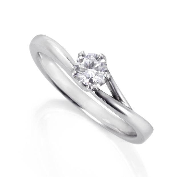 【DIAMOND DOT LAB(ダイアモンド ドット ラボ)】Leafon【リーフォン】のエンゲージジリング(婚約指輪)。