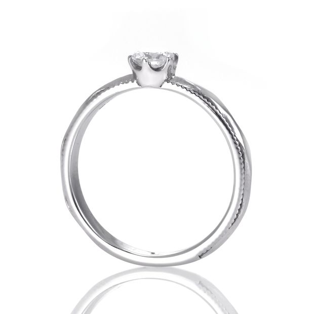 【DIAMOND DOT LAB(ダイアモンド ドット ラボ)】&ldquo;Aurora&rdquo;【オーロラ】のエンゲージジリング(婚約指輪)。