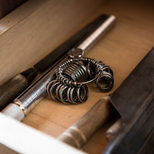 【atelier Kiona(アトリエキオナ)】内側に二人の指紋★オリジナル刻印で二人だけの特別な指輪