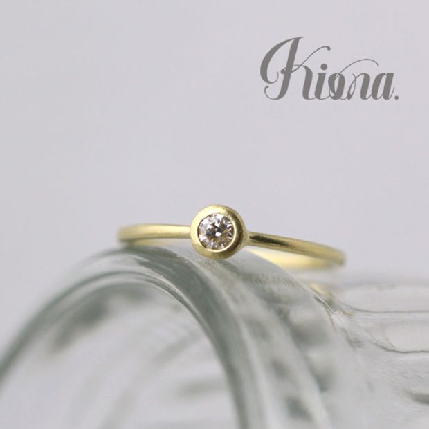 【atelier Kiona(アトリエキオナ)】【オーダーメイド】鮮やかな色味が目を引く！グリーンゴールドと小粒ダイヤの婚約指輪