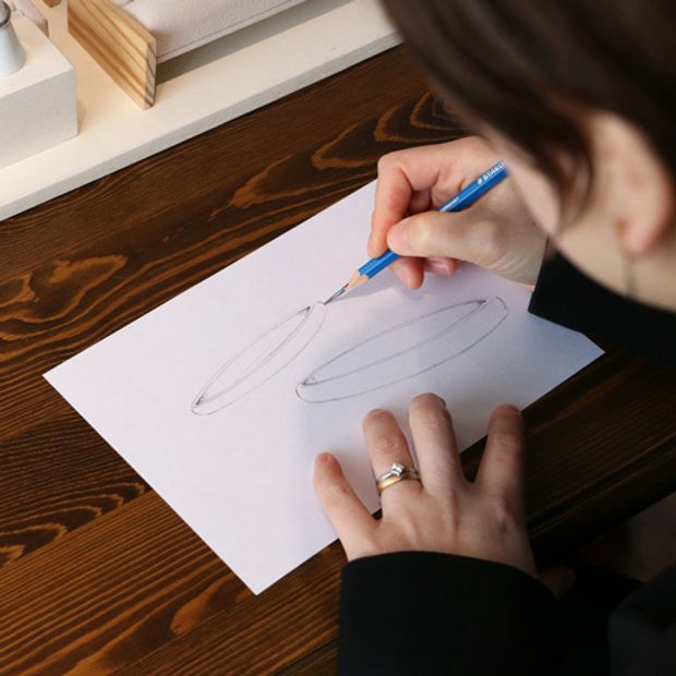 【atelier Kiona(アトリエキオナ)】【オーダーメイド】光の加減でデザインが変わるのでシンプルだけどワンポイント！