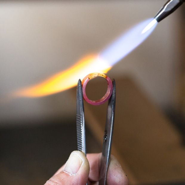 【atelier Kiona(アトリエキオナ)】【オーダーメイド】四角いダイヤに一目惚れ！ナチュラルで指に馴染むデザイン