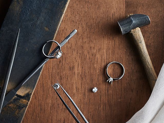 大切なリングを安心して末永く愛用していただくために、アイプリモではアフターサービスに力を入れています。クリーニング、サイズ直しといった生涯無料メンテナンスに加え、会費無料のメンバーシップサービスでは2点目購入の際の特典や、万が一紛失した場合の「デザイン再現サポート」もご用意。
アフターサービスを考えた際に、サービス内容の充実度はもちろん、近くに店舗がありアフターサービスを受けやすい環境もとても大切。アイプリモは47都道府県で展開しているので、 将来引っ越した場合にも、いつでも最寄りの店舗でメンテナンスが可能です。アイプリモは購入後も、末長くおふたりを見守り続けます。