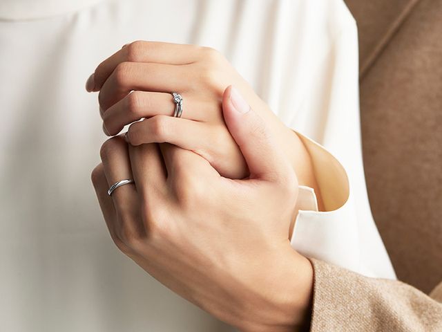 アイプリモのリングを着けた瞬間、多くの方が「まるで、着けていないみたい」「まったくストレスがない」と驚かれるのには理由があります。品質工学の専門家と共同開発した『着け心地メソッド』により、漠然とした“着け心地のよさ”を数値化することに成功。心地よさを理論的に裏付けるとともに、リングの開発過程においてこのメソッドを取り入れています。さらに世界から“ジャパンクオリティ”と称される熟練の職人が仕上げることによって、肌の一部のようにどこまでもしっくりくる、高いクオリティを実現しています。