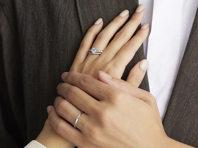 ラザール ダイヤモンドは“世界三大カッターズブランド”のひとつに数えられ、その中でも私たちでしか放てない美しい輝きに徹底的にこだわっている、ダイヤモンド業界のパイオニアです。
ニューヨークのトレンドを感じさせながらも、創始者から受け継がれた美意識が息づくデザインには、本質的な美しさが宿り、見るものを魅了。また卓越したクラフトマンシップは、ダイヤモンドのカッティングやデザインだけでなく、着け心地のよさにも反映されています。ずっと身に着けていたい、時を超えて長く愛せるジュエリーをお届けします。