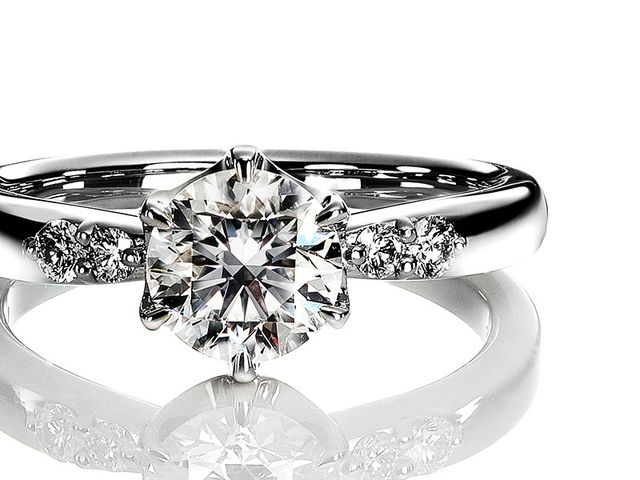 ラザール ダイヤモンドは“世界三大カッターズブランド”のひとつに数えられ、七色の美しい輝きに徹底的にこだわっている、ダイヤモンド業界のパイオニア。
センターダイヤモンドから小さなメレダイヤモンドまで、すべてのダイヤモンドに厳しい基準を設定し、高品質なダイヤモンドだけを使用しています。原石調達からカット・研磨まで一連の工程を備えているブランドだから実現できるクオリティ。かすかな光も大きな輝きに変える理想のプロポーションである「アイディアルメイク」。原石の輝きを最大限に引き出し、七色の眩しいきらめきを放ちます。