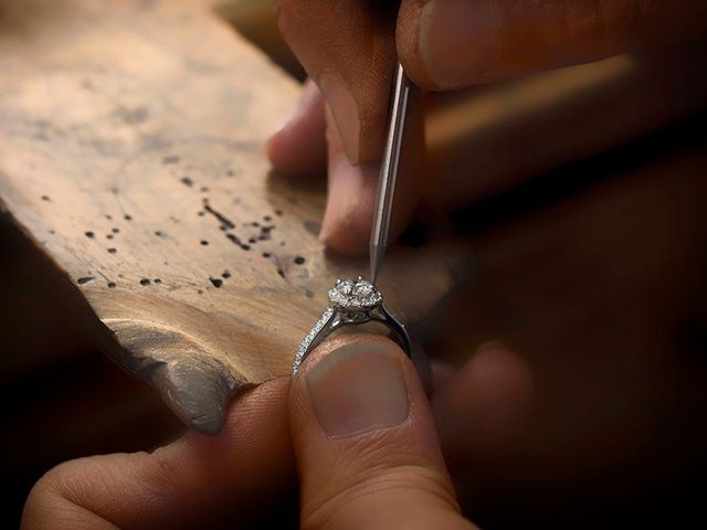 ラザール ダイヤモンド ブティックでは、生涯保証のクリーニングのほか、サイズ変更、ゆがみ・石取れ等の修理、紛失サポートまで、購入後のあらゆる不安をカバーしてくれる生涯保証のサービスが充実しています。全国一律で質の高いアフターケアが受けられるので、転居等があっても安心。手にした時の美しい輝きをいつまでも保つことができます。いつまでも変わらぬ輝きのために、おふたりに寄り添ったアフターサービスを行っています。