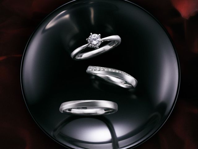 悲しいことですが簡単に指輪が変形したり、簡単に石が落ちてしまう指輪が数多く販売されています。
記念の指輪が簡単に壊れてしまうのは悲しいですよね。

プラチナや金は非常に貴重な金属ですが、決して硬い金属ではありません。
そんな柔らかいプラチナや金をハンマーで鍛えることで加工硬化を起こし硬く強固にする製法があります。

それが「鍛造（たんぞう）」です。TANZOはお客様が一生安心して身に付けられる指輪をご提供するために、
全てを「鍛造（たんぞう）」で製造しております。