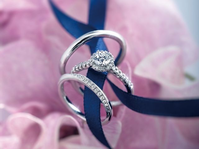 「すべての花嫁にダイヤモンドを」
ダイヤモンドの特別な輝きに込められたその「想い」を原点に、1994年、日本初のブライダルジュエリー専門店として創業しました。
ふたりの想いに寄り添い、品質・価格・デザイン・保証・安心全てに「満足の選択」を追求し続けています。