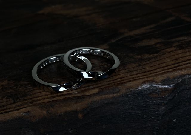 丁寧に造られた仕立ての良いものを、大切に手入れし長く使う。そんな日本人が受け継いできた精神と、そのために磨かれた日本古来の技術に魅せられ、指輪造りの全てを手作業にこだわるichi。地金を鎚で何度も叩いて成形する「鍛造」という技法は、永遠を誓うおふたりの一生に寄り添う強さを実現するもの。また、素材から形状、質感までお互いのこだわりを反映して生み出されたデザインは、シンプルながらもおふたりにとっての特別な想いを秘めたまま日常に溶け込んでゆきます。強さと美しさを兼ね備えたichiのリングが、おふたりの人生のどんなシーンにもお供出来ますよう、丹精込めて一本一本お作りしております。毎日を過ごす中での変化を直に受け取る指輪だからこそ、お悩みが生じることもあるでしょう。そんな時のアフターケアも職人に安心しておまかせください。クリーニングをはじめ、サイズ直しや歪みの補正、宝石の緩み直しまでいつでもなんでもお気軽にご相談を。