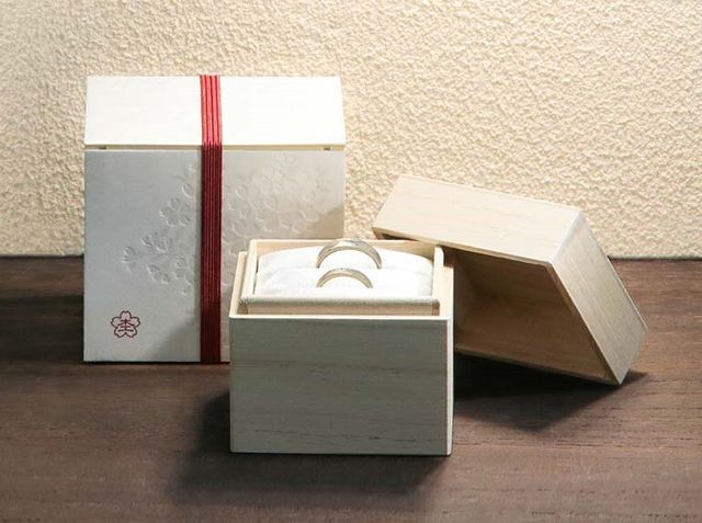 一生涯輝き続けるリングの為にアフターケアも充実。知識豊富なコンシェルジュが親身にサポート。

クリーニングや通常のサイズ直しはいつでも無料なので気軽に来店できる。知識豊富なコンシェルジュが一組一組丁寧に対応しリング選びをサポート。一生涯輝き続けるリングの為に、「生涯保証」で充実のアフターケア。完成したリングは1300年以上前から絹織物の産地である丹後のちりめんを中敷き使用した国産の桐箱に入れて渡してくれる。杢目金屋ならではの「和のおもてなし」が人気です。