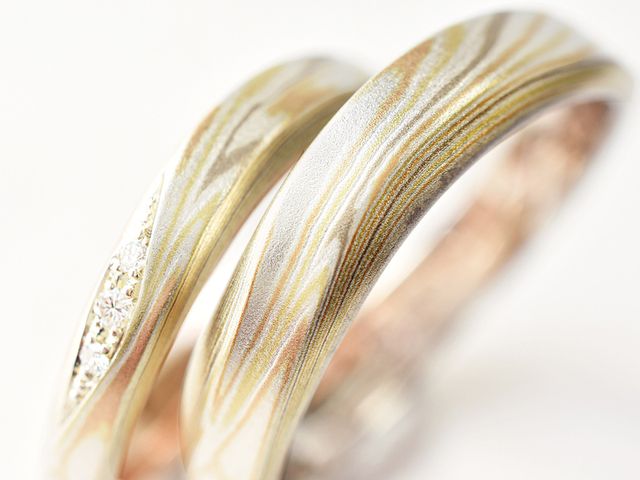 江戸時代に考案された伝統技術「木目金（金属の色の違いで木目状の文様を生み出す技術）」。
伝統を受け継ぐ専門職人がひとつひとつ丁寧に作り上げる世界にひとつの木目模様。素材の組み合わせと仕上げ方法により色合い、模様の出かたが異なるため「世界に１つだけ」の結婚指輪・婚約指輪です。