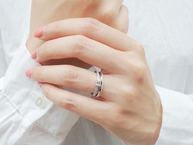 個性的なデザインの物からシンプルだけど他にはあまりないデザインの物まで、オレッキオでは婚約指輪、結婚指輪ともに様々なデザインの指輪をご用意しております。
本当に好きだと思えるデザインにこだわり、お二人で選ばれた指輪は長く愛していただけるのではないでしょうか。