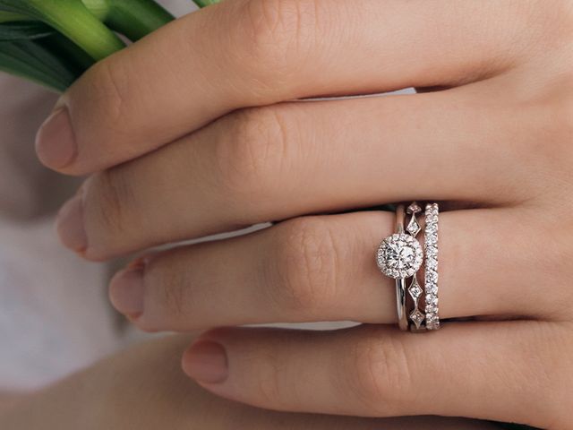 スペイン語で美学・美的を表すEstetica（エステティカ）とイタリア語で新しさを意味するnuove（ノーヴェ）を掛け合わせ、ENUOVE（イノーヴェ）と名付けられたブライダルジュエリーブランド。
流行り廃りに左右されない「ふたりの新しい美学」を象徴するかのように、ENUOVEのリングはふたりの薬指で永遠に輝き続けます。