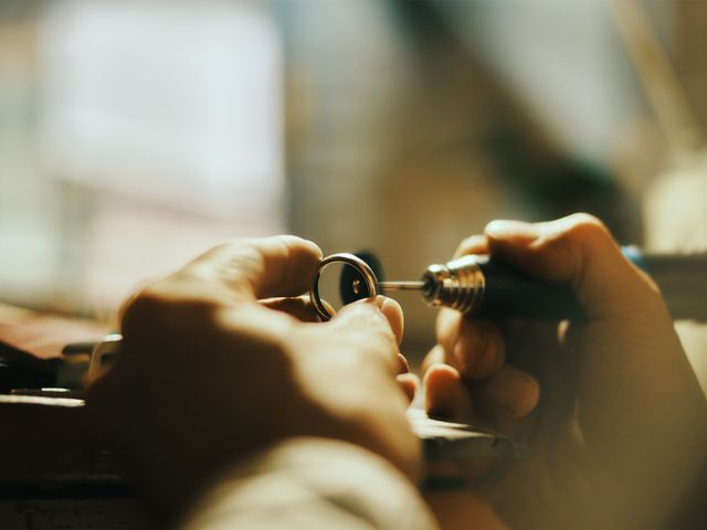 長く身に着ける指輪だから、アフターサービスも充実している方が安心！
ケイウノは“大切なジュエリーを美しい状態で長く身に着けて欲しい”という想いから、《回数制限なし》でアフターサービスの対応をいたします。（フルエタニティリングなど一部の商品を除く）
スタッフが丁寧に確認した上で熟練の職人が仕上げますので良い状態で長く愛用できると好評です。洗浄だけでなく日常で付いてしまった小傷や変形も職人が無料でお直しいたします。
工房が併設されている店舗では即日で対応が可能な場合もございます。保証書も不要です。指輪をお持ちいただくだけでアフターサービスを受付けいたします。