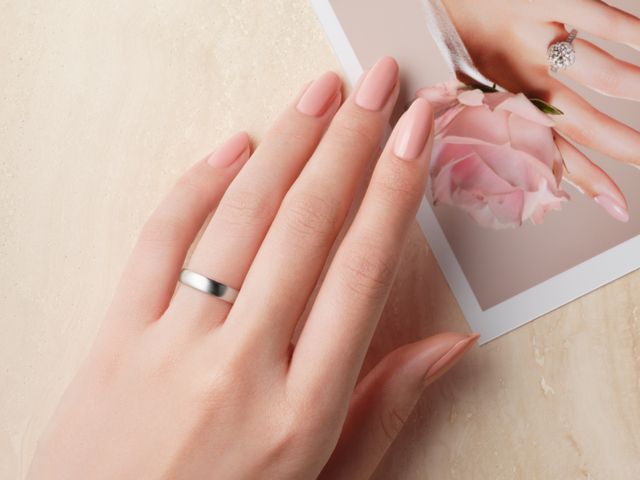 ひとりのために心を込めて一点物を作り上げる「オートクチュール」の物語にインスピレーションを受けたルシエ。ルシエならではの上品かつ繊細な洗練されたデザインは、身に着ける人を美しく見せます。手の形に合わせて、婚約指輪のダイアモンド、結婚指輪の幅、マテリアル（素材）などを選べるので、お気に入りのデザインをよりあなたにフィットさせることができます。繊細なストレートのデザインは、自由な重ね着けが可能。重ねても手になじむボリューム感です。