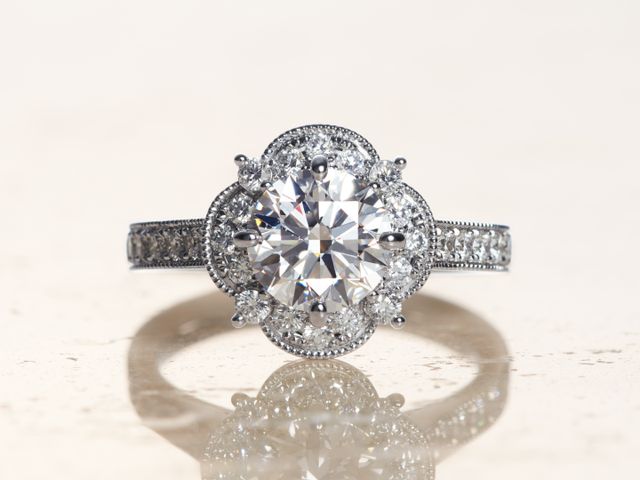 ルシエは、ひとりのために心を込めて一点物を作り上げる「オートクチュール」の物語から生まれました。愛の物語、様々な自然の表情、記憶に残る美しい情景、これらの物語に寄り添い、エモーショナルで詩的なジュエリーを製作してきたルシエ。ブライダルリングにも、美しい自然やふたりの幸せを願う物語が込められています。ディティールまで作りこまれたリングには、ハイジュエリーの製作で培われた卓越した技巧が、余すことなく取り入れられています。