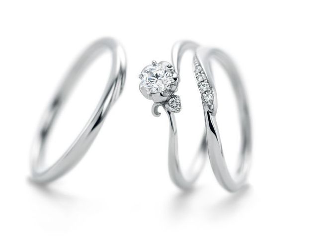 おふたりを結ぶ永遠の絆の証に、世界にたったひとつの、確かな輝きを添えるために。私たちANELLI DI GINZAはダイヤモンドの品質にこだわっています。選りすぐりの原石から生まれ、精密なカッティングと研磨を施したダイヤモンドのみを使用。地球が作り上げた奇跡の結晶、その美しい光を最大限に引き出し、一生もののリングにふさわしい形でお届けします。