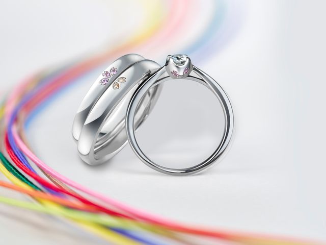 国内の自社工房にて、熟練の職人の手によってひとつひとつ丁寧に仕上げた指輪は、日本の美意識と伝統技術が息づく逸品です。
和のモチーフを取り入れたデザインや、日本の四季や自然を表現した繊細な意匠には細部にまで宿る職人のこだわりが感じられます。

おふたりの人生に寄り添う特別な一点と出会えるよう、「ANELLI DI GINZA」では日本ならではのブランドを多数取り揃えております。