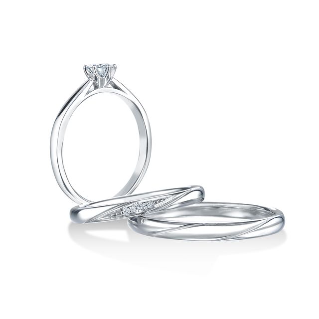 オーバーエクセレントは、ダイヤモンドの最も美しい輝きを追求し続け、日本発祥の宝石カット技術「O.E.カット」を天然ダイヤモンドに。
ダイヤモンドがもっとも美しく見える角度を研究し、高度な光学計算により設計され、従来のダイヤモンドに比べ、輝き、きらめき、色づきの効果が大きく向上し、比類の無い美しさを実現しました。また、これまでで最も優れているとされてきたエクセレントカットと同じ58面体でありながら、それを圧倒する輝きを持ちます。ひと目で分かる輝きの美しさにこだわり、周囲まで強く光放つため、実際のカラット数より大きく見えるような、クオリティの高いジュエリーをお届けしております。