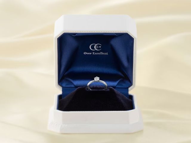 毎日、何十年後もずっと愛されるデザイン
オーバーエクセレントでは、おふたりの大切なブライダルリングが、
いつまでも変わらず輝き続けるように、様々なアフターサービスをご用意しております。