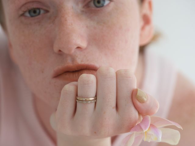 移ろいゆく日々と共に変化していくわたしたちにフィットする、自然なつけごこちとヌーディな輝きが調和するスキンジュエリー。
上質な素材と飾らない存在感で、バランスのとれた美しさを追求します。

素肌に優しく溶け込むような自然体な着け心地で、ひとりひとりが持つ個性を引き立て少しだけ気分を高めてくれる。
毎日に寄り添うライフタイムジュエリーを提案します。