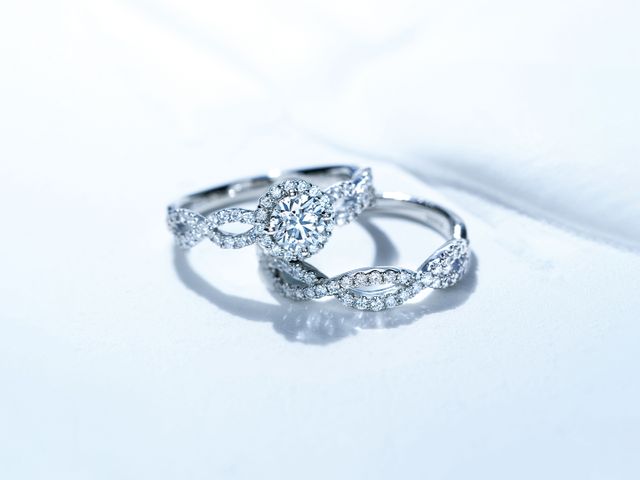 ヨーロッパの伝統と精緻な技巧”サヴォアフェール”。
ヴァンドーム青山のブライダルジュエリーはそのエッセンスをクリエイティブなデザイン、上質な素材、高度な技術で体現しています。
着けていることを忘れてしまうほどの指なじみの良さは、内側の仕上げにも徹底したこだわりとフォルムが織り成す技。
身に着ける人のライフスタイルをイメージして、爪の種類や技法を熟考し着け心地の良さを実現しています。