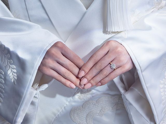 江戸の伝統工芸職人の街・御徒町で花開いた伝統工芸は、数百年もの間、師から弟子へと受け継がれてきました。
職人の粋と匠の技が余すことなく注ぎ込まれた和彫りや七宝焼きなどの伝統技法は、現代の洗練されたデザインと融合し、新たな繊細美を生み出しています。
独特の美しさを放つTOMOEのリングは、おふたりとともに年を重ねながら、一生寄り添い続けます。