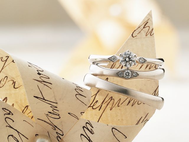 別々の道を歩んできたけど
これからはずっと続く同じ道を
ふたりで一緒に一歩ずつ
新しい扉を開こう
それは世界でふたりだけの旅物語の始まり
すべてが君と僕の宝物

そんなブランドに込められた想いを羅針盤（方位磁石）に重ね合わせ、PORTADA（ポルターダ）のロゴとしてデザインしました。
アンティーク調のビジュアルで、テーマである「旅」を表現しています。

そんなポルターダのリングには、羅針盤に見えるひし形のメレダイヤモンドの留め方や、シルエットがたくさん隠されています。
ふたりを導くリングとなりますように願いを込めて。