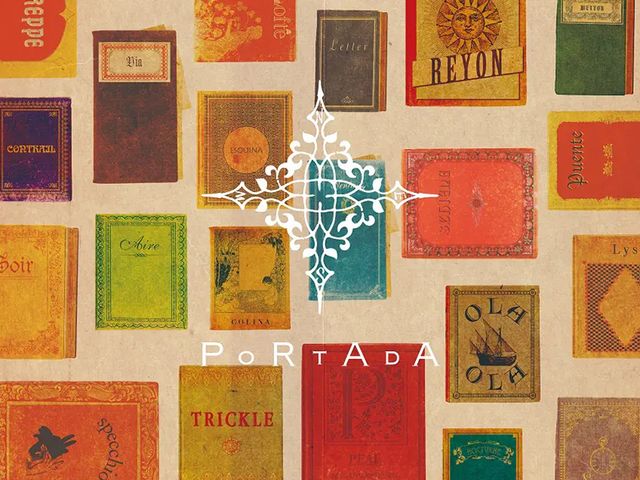 スペイン語で｢本の扉｣を意味するPORTADA。
｢初めて訪れた街の風や街角で交わした何気ない会話、丘の上から眺めた美しい景色など、二人だけが体験した旅の一瞬を宝物にして、いくつものページを綴っていきたい｣そんな思いを込めたブライダルリング。
｢二人の旅｣をテーマにしたファッションリングのトレンドとブライダルを融合した新感覚のブランドで支持を集めています。