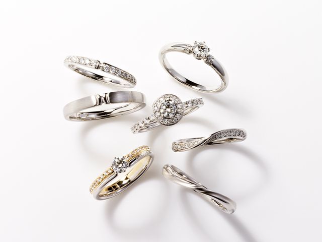 ふたりの旅物語を綴ってほしい。
挙式が終わってからもずっと生活に寄り添ってほしい。
そんな思いから立ち上げられたPORTADA（ポルターダ）のリングピローは、おふたりだけに作られたミニ本と、名前を刻める真鍮プレート付きです。
また、ブランドコンセプトの「すべてが君と僕のたからもの」という一文が刻まれています。
すべて職人が手作りしているピローは、一つ一つ木目の風合いが異なり温もりあるリングピローに仕上げています。
大切な時間を彩るアイテムとしてご愛用いただけたら嬉しいです。

さらに、ポルターダの婚約指輪・結婚指輪に使用されているのは、Pt950やK18の本格的な素材。
変色しにくく歪みにくいため、生涯身に着け続けるブライダルリングにぴったりです。