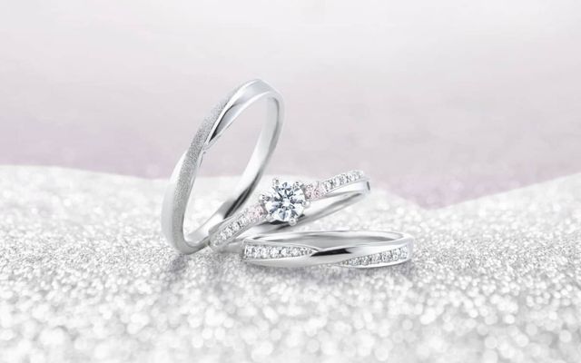 ピンク色と聞いて、どんなイメージを思い浮かべますか？可愛らしさ、幼さ、若々しさ、フェミニンな印象などを連想する人が多いかもしれません。でもピンク色には、他にも素敵な意味がたくさんあります。決して女性だけの色でもなければ、若い人だけの色でもありません。また、愛情や幸福を象徴する色でもあるので、身につけることで優しい愛に満ちあふれ、自分も周りも自然と笑顔がこぼれる幸せな雰囲気に包みこんでくれる。いつもと変わらない日々もより豊かになるように、普段のコーディネートにさりげなくピンク色を取り入れてみませんか？少しでも興味をもたれたすべての人に幸せが訪れるよう、レガンが想いを込めて ”ピンクダイヤモンド” をお届けいたします。