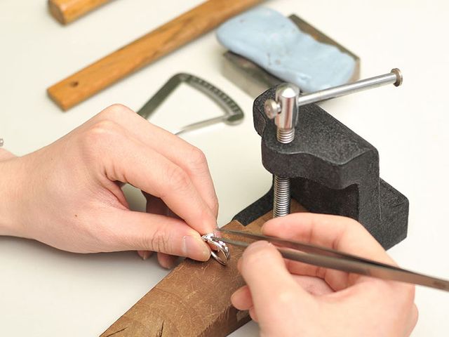 安心して末永く着けていただくために、アフターサービスをご用意しています。
お求めいただいた店舗以外でも承りますので、お気軽にご相談ください。